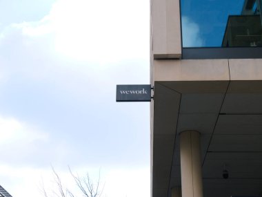 Cambridge, Cambridgeshire / Birleşik Krallık - 13 Nisan 2025: 50-60 İstasyon Yolu üzerindeki WeWork binası