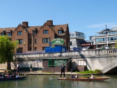 Cambridge, Cambridgeshire / United Kingdom- 20 Nisan 2025: Cambridge Şoför Gösterileri, top sürme, insanlar, turistler, mavi gökyüzü