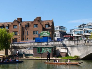 Cambridge, Cambridgeshire / United Kingdom- 20 Nisan 2025: Cambridge Şoför Gösterileri, top sürme, insanlar, turistler, mavi gökyüzü