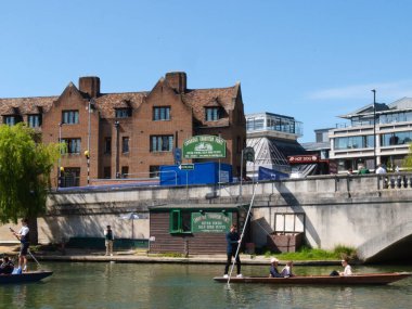 Cambridge, Cambridgeshire / United Kingdom- 20 Nisan 2025: Cambridge Şoför Gösterileri, top sürme, insanlar, turistler, mavi gökyüzü