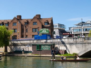 Cambridge, Cambridgeshire / United Kingdom- 20 Nisan 2025: Cambridge Şoför Gösterileri, top sürme, insanlar, turistler, mavi gökyüzü