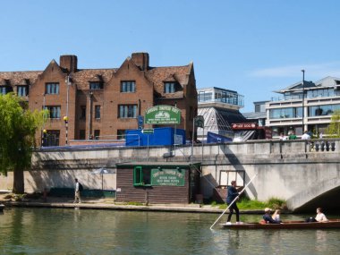 Cambridge, Cambridgeshire / United Kingdom- 20 Nisan 2025: Cambridge Şoför Gösterileri, top sürme, insanlar, turistler, mavi gökyüzü