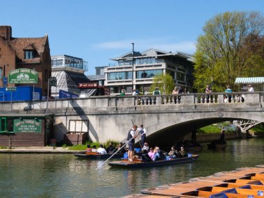 Cambridge, Cambridgeshire / United Kingdom- 20 Nisan 2025: Cambridge Şoför Gösterileri, top sürme, insanlar, turistler, mavi gökyüzü