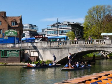 Cambridge, Cambridgeshire / United Kingdom- 20 Nisan 2025: Cambridge Şoför Gösterileri, top sürme, insanlar, turistler, mavi gökyüzü