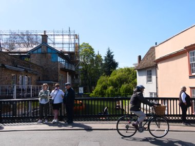 Cambridge, Cambridgeshire / Birleşik Krallık - 20 Nisan 2025: Büyük Köprü, Magdalene Köprüsü - turizm, bisiklet, tekmeleme