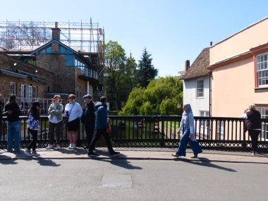 Cambridge, Cambridgeshire / Birleşik Krallık - 20 Nisan 2025: Büyük Köprü, Magdalene Köprüsü - turizm, bisiklet, tekmeleme