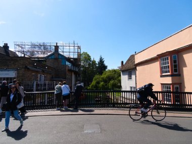 Cambridge, Cambridgeshire / Birleşik Krallık - 20 Nisan 2025: Büyük Köprü, Magdalene Köprüsü - turizm, bisiklet, tekmeleme