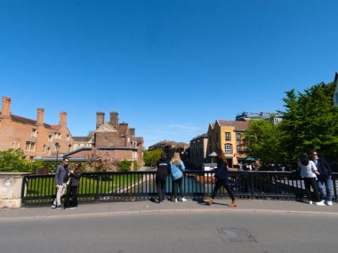 Cambridge, Cambridgeshire / Birleşik Krallık - 20 Nisan 2025: Büyük Köprü, Magdalene Köprüsü - turizm, bisiklet, tekmeleme