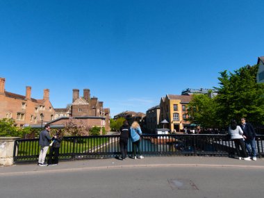 Cambridge, Cambridgeshire / Birleşik Krallık - 20 Nisan 2025: Büyük Köprü, Magdalene Köprüsü - turizm, bisiklet, tekmeleme