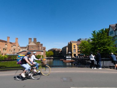 Cambridge, Cambridgeshire / Birleşik Krallık - 20 Nisan 2025: Büyük Köprü, Magdalene Köprüsü - turizm, bisiklet, tekmeleme