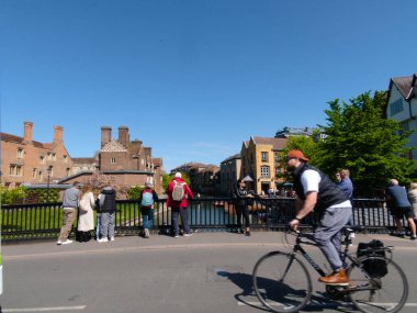 Cambridge, Cambridgeshire / Birleşik Krallık - 20 Nisan 2025: Büyük Köprü, Magdalene Köprüsü - turizm, bisiklet, tekmeleme