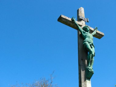 Yüce İsa Heykeli - temiz bir gökyüzü arkaplanı. Tanrının Oğlu, Noel, Paskalya, Yeniden Doğuş