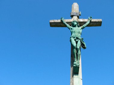 Yüce İsa Heykeli - temiz bir gökyüzü arkaplanı. Tanrının Oğlu, Noel, Paskalya, Yeniden Doğuş