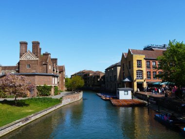 Cambridge, Cambridgeshire / Birleşik Krallık - 20 Nisan 2025: Parlak bir bahar gününde Quayside, insanlar açık hava, turizm, River Cam, Magdalene Koleji