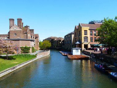 Cambridge, Cambridgeshire / Birleşik Krallık - 20 Nisan 2025: Parlak bir bahar gününde Quayside, insanlar açık hava, turizm, River Cam, Magdalene Koleji