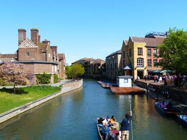 Cambridge, Cambridgeshire / Birleşik Krallık - 20 Nisan 2025: Parlak bir bahar gününde Quayside, insanlar açık hava, turizm, River Cam, Magdalene Koleji