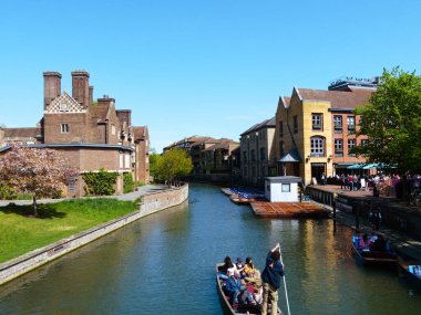 Cambridge, Cambridgeshire / Birleşik Krallık - 20 Nisan 2025: Parlak bir bahar gününde Quayside, insanlar açık hava, turizm, River Cam, Magdalene Koleji