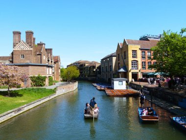 Cambridge, Cambridgeshire / Birleşik Krallık - 20 Nisan 2025: Parlak bir bahar gününde Quayside, insanlar açık hava, turizm, River Cam, Magdalene Koleji