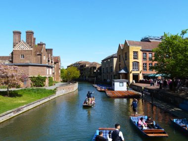 Cambridge, Cambridgeshire / Birleşik Krallık - 20 Nisan 2025: Parlak bir bahar gününde Quayside, insanlar açık hava, turizm, River Cam, Magdalene Koleji