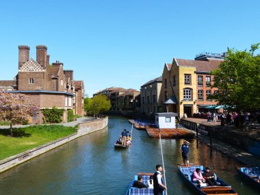 Cambridge, Cambridgeshire / Birleşik Krallık - 20 Nisan 2025: Parlak bir bahar gününde Quayside, insanlar açık hava, turizm, River Cam, Magdalene Koleji