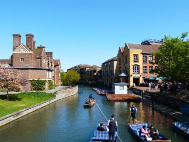 Cambridge, Cambridgeshire / Birleşik Krallık - 20 Nisan 2025: Parlak bir bahar gününde Quayside, insanlar açık hava, turizm, River Cam, Magdalene Koleji
