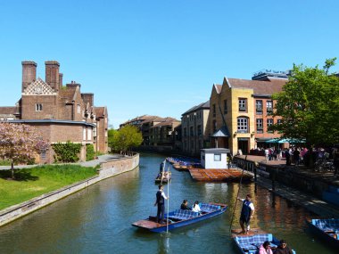 Cambridge, Cambridgeshire / Birleşik Krallık - 20 Nisan 2025: Parlak bir bahar gününde Quayside, insanlar açık hava, turizm, River Cam, Magdalene Koleji