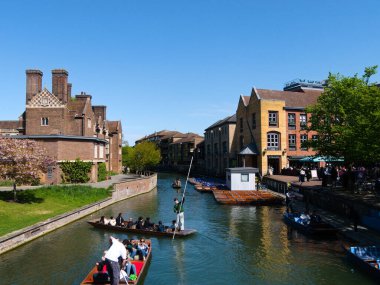 Cambridge, Cambridgeshire / Birleşik Krallık - 20 Nisan 2025: Parlak bir bahar gününde Quayside, insanlar açık hava, turizm, River Cam, Magdalene Koleji