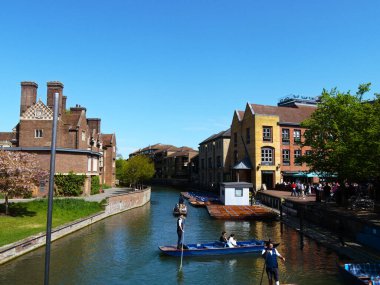 Cambridge, Cambridgeshire / Birleşik Krallık - 20 Nisan 2025: Parlak bir bahar gününde Quayside, insanlar açık hava, turizm, River Cam, Magdalene Koleji