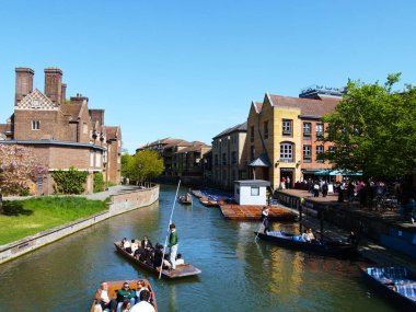 Cambridge, Cambridgeshire / Birleşik Krallık - 20 Nisan 2025: Parlak bir bahar gününde Quayside, insanlar açık hava, turizm, River Cam, Magdalene Koleji