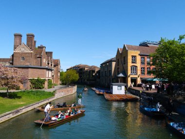 Cambridge, Cambridgeshire / Birleşik Krallık - 20 Nisan 2025: Parlak bir bahar gününde Quayside, insanlar açık hava, turizm, River Cam, Magdalene Koleji