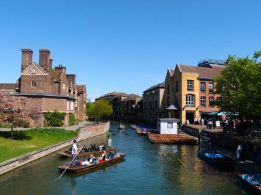 Cambridge, Cambridgeshire / Birleşik Krallık - 20 Nisan 2025: Parlak bir bahar gününde Quayside, insanlar açık hava, turizm, River Cam, Magdalene Koleji