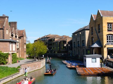 Cambridge, Cambridgeshire / Birleşik Krallık - 20 Nisan 2025: Parlak bir bahar gününde Quayside, insanlar açık hava, turizm, River Cam, Magdalene Koleji