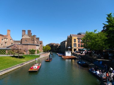 Cambridge, Cambridgeshire / Birleşik Krallık - 20 Nisan 2025: Parlak bir bahar gününde Quayside, insanlar açık hava, turizm, River Cam, Magdalene Koleji