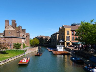 Cambridge, Cambridgeshire / Birleşik Krallık - 20 Nisan 2025: Parlak bir bahar gününde Quayside, insanlar açık hava, turizm, River Cam, Magdalene Koleji
