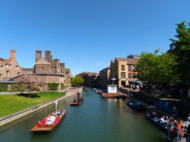 Cambridge, Cambridgeshire / Birleşik Krallık - 20 Nisan 2025: Parlak bir bahar gününde Quayside, insanlar açık hava, turizm, River Cam, Magdalene Koleji