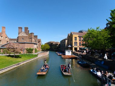 Cambridge, Cambridgeshire / Birleşik Krallık - 20 Nisan 2025: Parlak bir bahar gününde Quayside, insanlar açık hava, turizm, River Cam, Magdalene Koleji