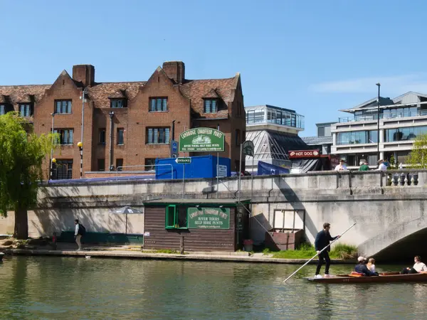 Cambridge, Cambridgeshire / United Kingdom- 20 Nisan 2025: Cambridge Şoför Gösterileri, top sürme, insanlar, turistler, mavi gökyüzü