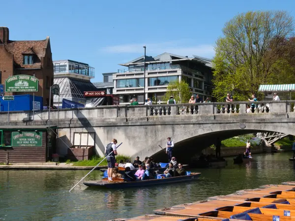 Cambridge, Cambridgeshire / United Kingdom- 20 Nisan 2025: Cambridge Şoför Gösterileri, top sürme, insanlar, turistler, mavi gökyüzü