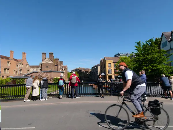 Cambridge, Cambridgeshire / Birleşik Krallık - 20 Nisan 2025: Büyük Köprü, Magdalene Köprüsü - turizm, bisiklet, tekmeleme
