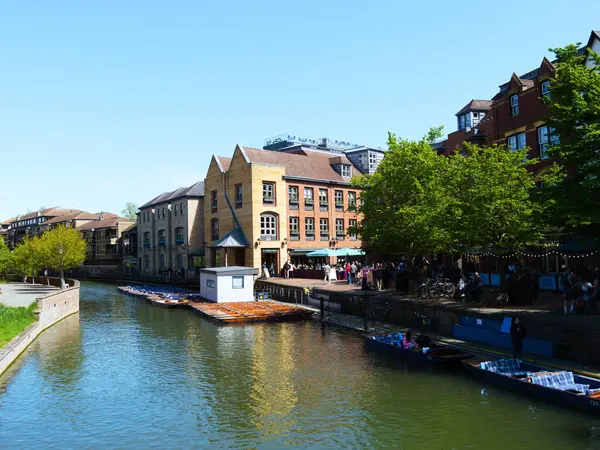 Cambridge, Cambridgeshire / Birleşik Krallık - 20 Nisan 2025: Parlak bir bahar gününde Quayside, insanlar açık hava, turizm, River Cam, Magdalene Koleji