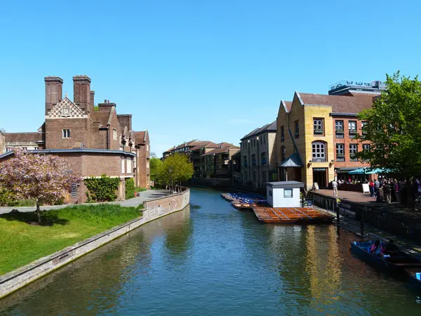 Cambridge, Cambridgeshire / Birleşik Krallık - 20 Nisan 2025: Parlak bir bahar gününde Quayside, insanlar açık hava, turizm, River Cam, Magdalene Koleji