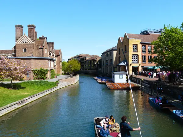 Cambridge, Cambridgeshire / Birleşik Krallık - 20 Nisan 2025: Parlak bir bahar gününde Quayside, insanlar açık hava, turizm, River Cam, Magdalene Koleji