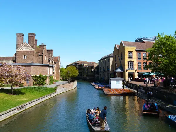 Cambridge, Cambridgeshire / Birleşik Krallık - 20 Nisan 2025: Parlak bir bahar gününde Quayside, insanlar açık hava, turizm, River Cam, Magdalene Koleji