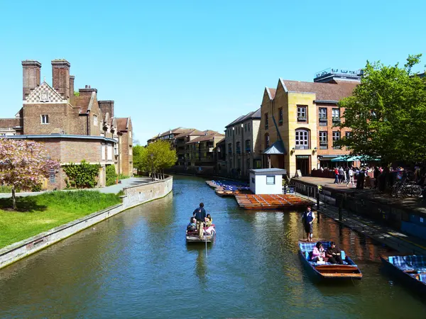 Cambridge, Cambridgeshire / Birleşik Krallık - 20 Nisan 2025: Parlak bir bahar gününde Quayside, insanlar açık hava, turizm, River Cam, Magdalene Koleji