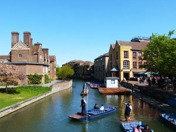 Cambridge, Cambridgeshire / Birleşik Krallık - 20 Nisan 2025: Parlak bir bahar gününde Quayside, insanlar açık hava, turizm, River Cam, Magdalene Koleji