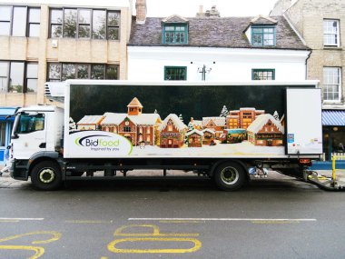 Cambridge, Cambridgeshire / Birleşik Krallık - 21 Nisan 2025: Cambridge, Birleşik Krallık 'ta kamu caddesinde Bidfood Lorry