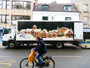 Cambridge, Cambridgeshire / Birleşik Krallık - 21 Nisan 2025: Cambridge, Birleşik Krallık 'ta kamu caddesinde Bidfood Lorry