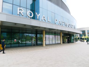 Cambridge, Cambridgeshire / Birleşik Krallık - 25 Nisan 2025: Royal Papworth Hastanesi, Cambridge, Birleşik Krallık. Gün ortası gri gökyüzü ve insanlar girişte yürüyorlar.