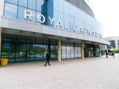 Cambridge, Cambridgeshire / Birleşik Krallık - 25 Nisan 2025: Royal Papworth Hastanesi, Cambridge, Birleşik Krallık. Gün ortası gri gökyüzü ve insanlar girişte yürüyorlar.