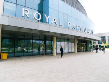 Cambridge, Cambridgeshire / Birleşik Krallık - 25 Nisan 2025: Royal Papworth Hastanesi, Cambridge, Birleşik Krallık. Gün ortası gri gökyüzü ve insanlar girişte yürüyorlar.